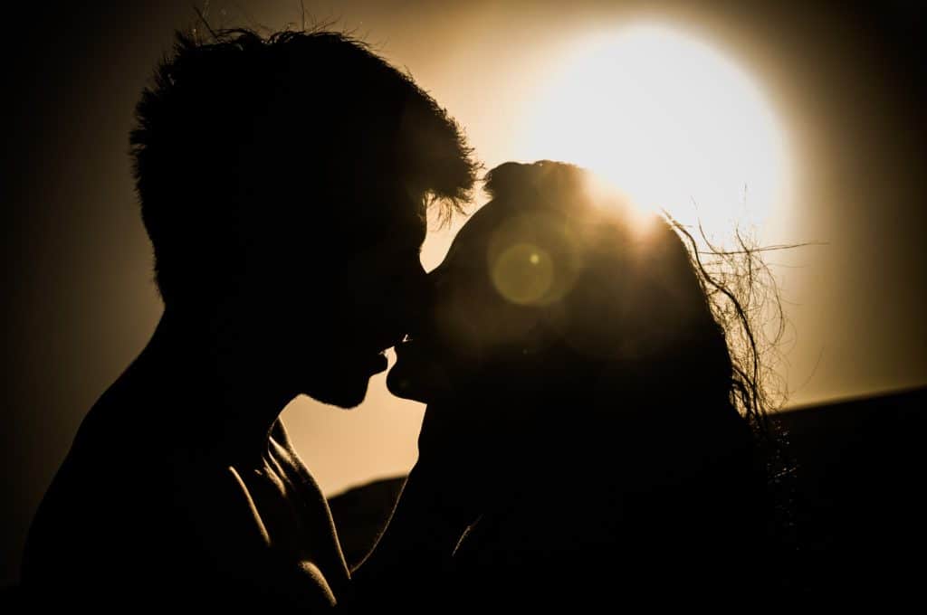 Paar küsst sich im Sonnenuntergang