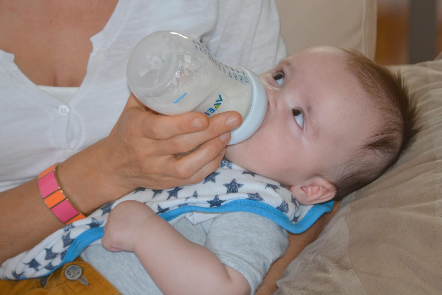 Mutter beim füttern des Baby mit Flasche