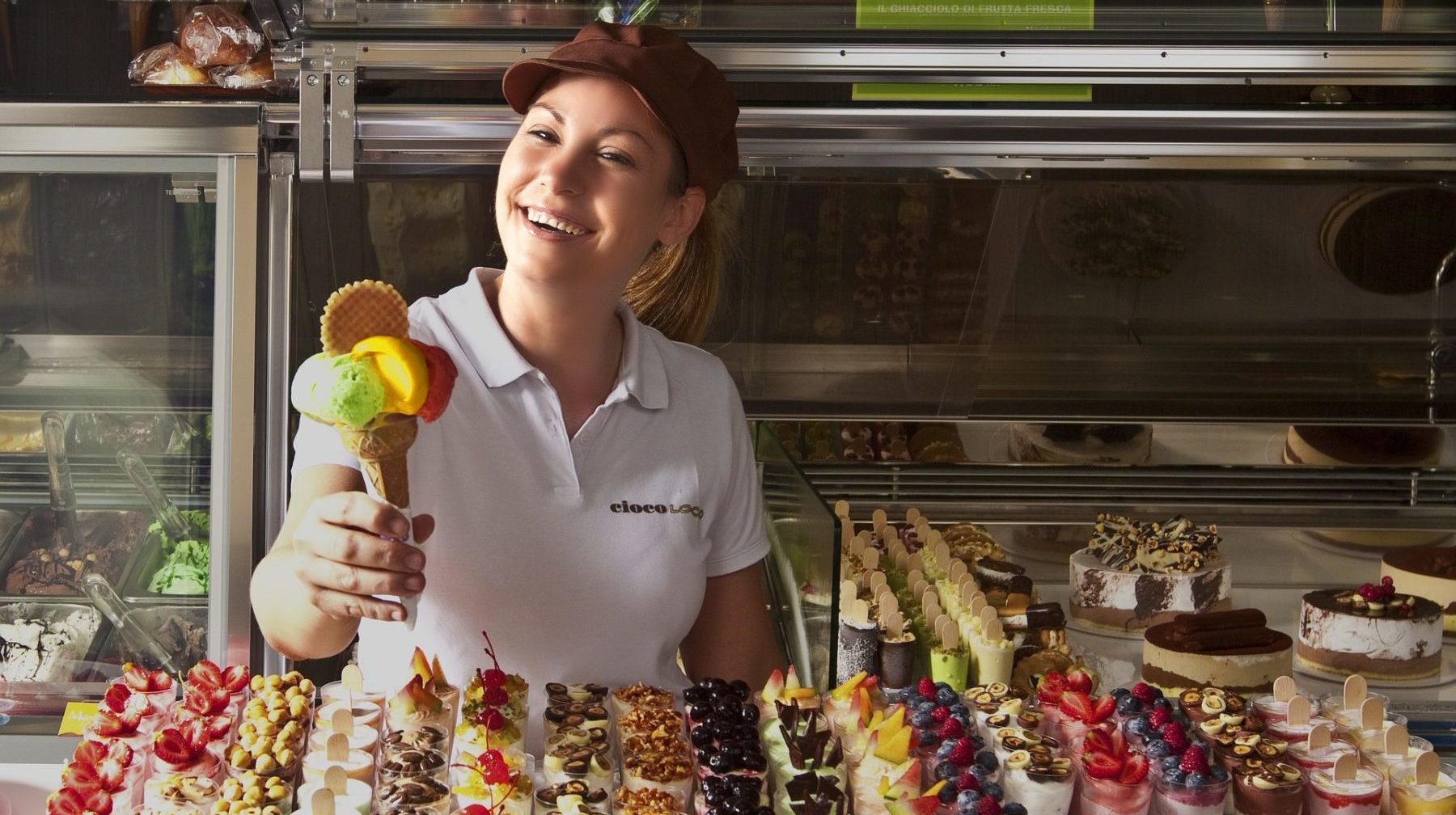Ferienjob in der Eisdiele, junges Mädel verkauft Eis