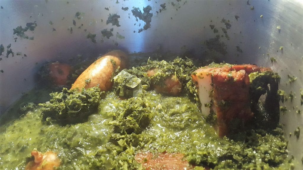 Blick in einen Topf mit fertig gekochtem Grünkohl