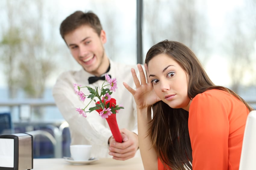 Junge Frau bekommt Blumen von einem Mann die sie aber nicht will