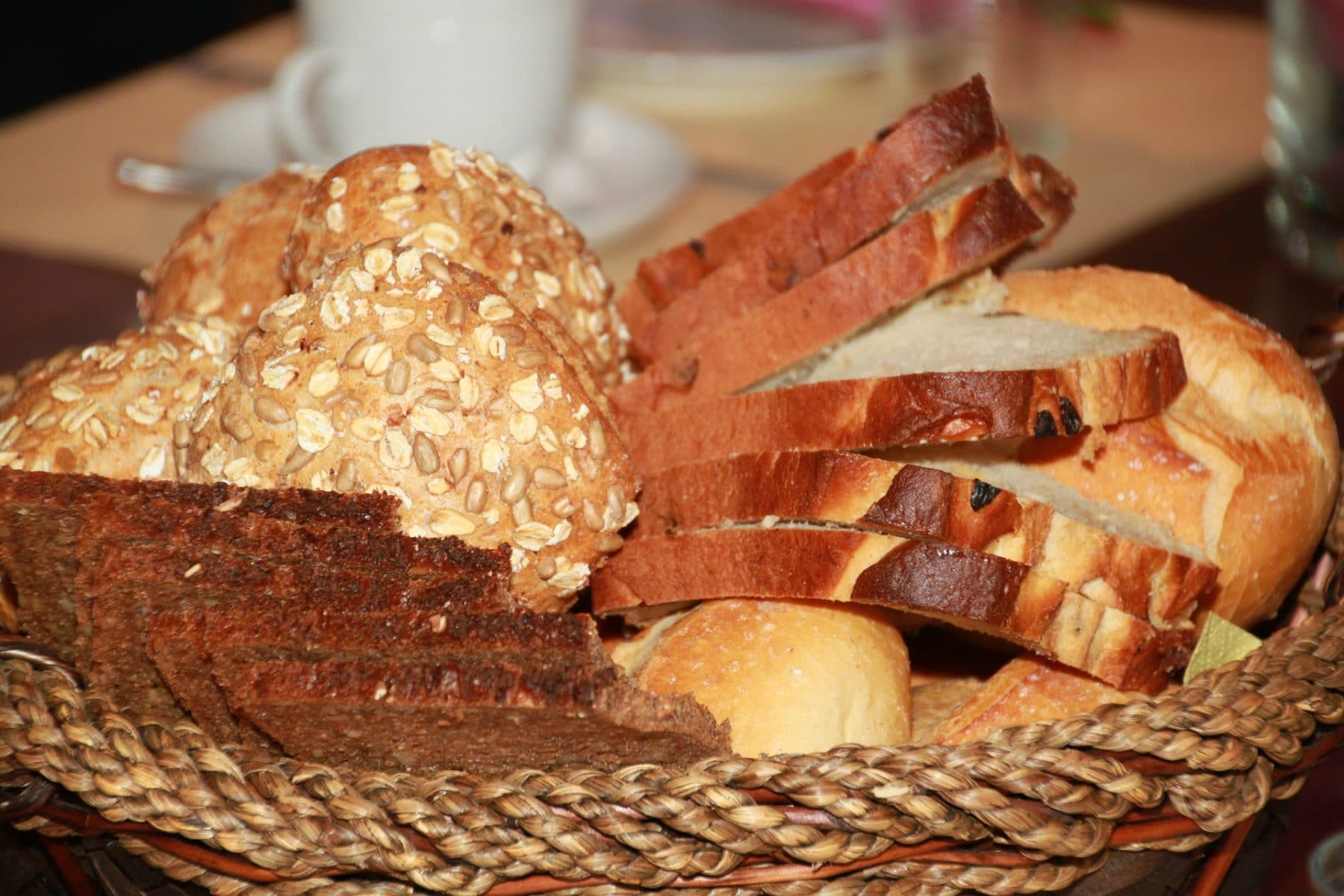 Ein Korb voller geschnittenem Brot und Brötchen