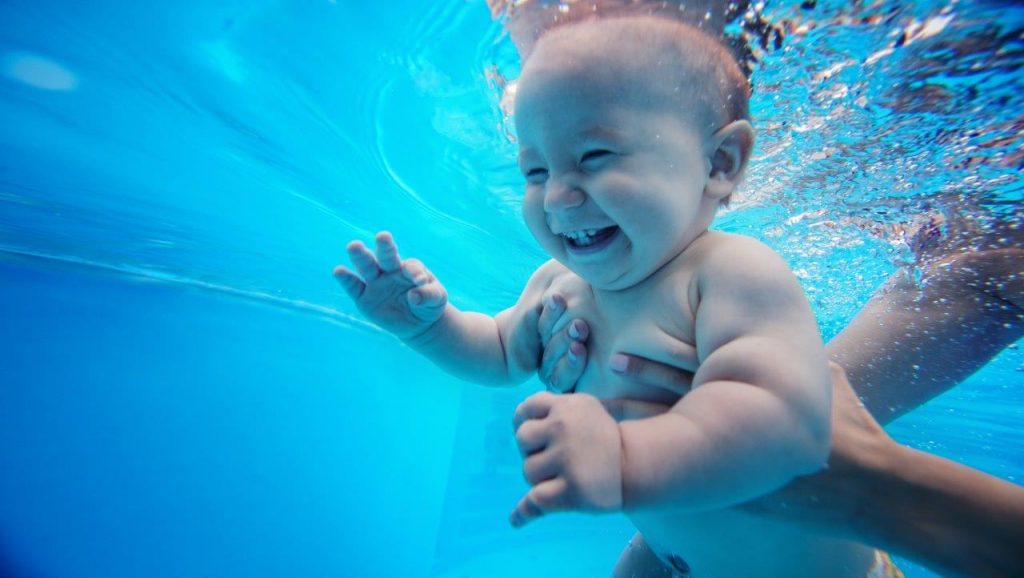 Baby unter Wasser