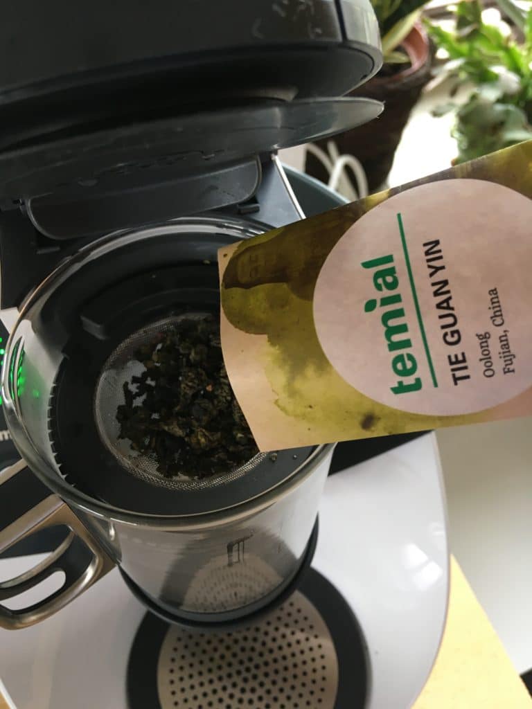 Teemaschine Test: Tee in Temial einfüllen